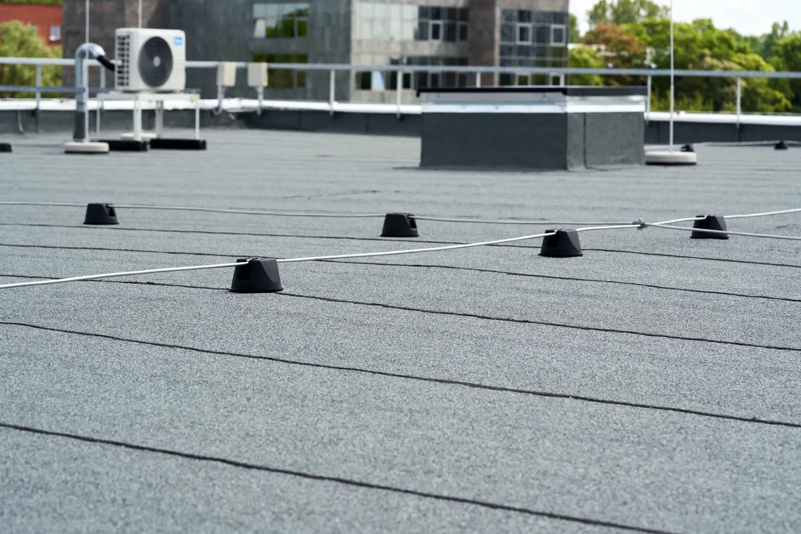 Finished mineral felt flat roof with neat lap joints